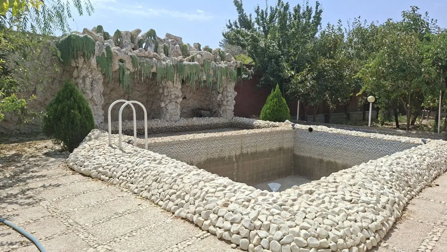 فروش ویلا باغ ۱۵۰۰متری برق و گاز شخصی.