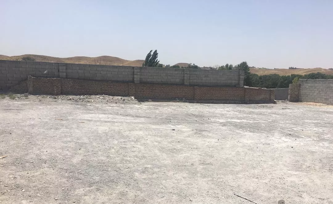 محوطه حصار با سالن میدان بسیج