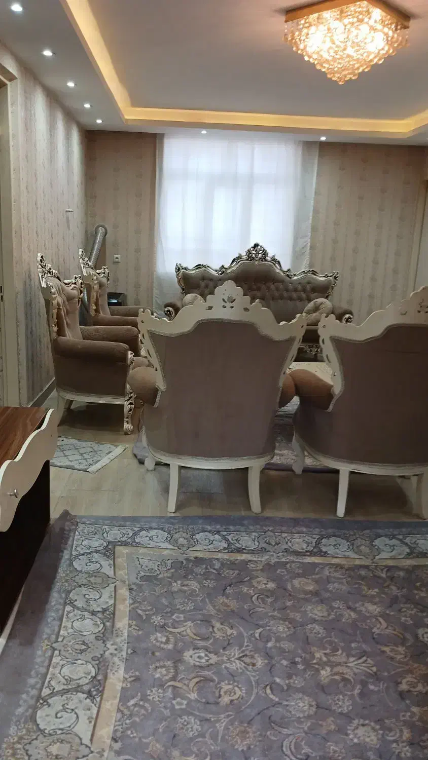دارای پارکینگ نزدیک به نانوایی وسوپرمارکت