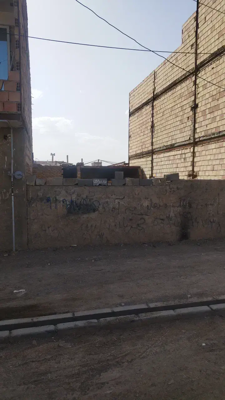 زمین ۱۱۴ متر