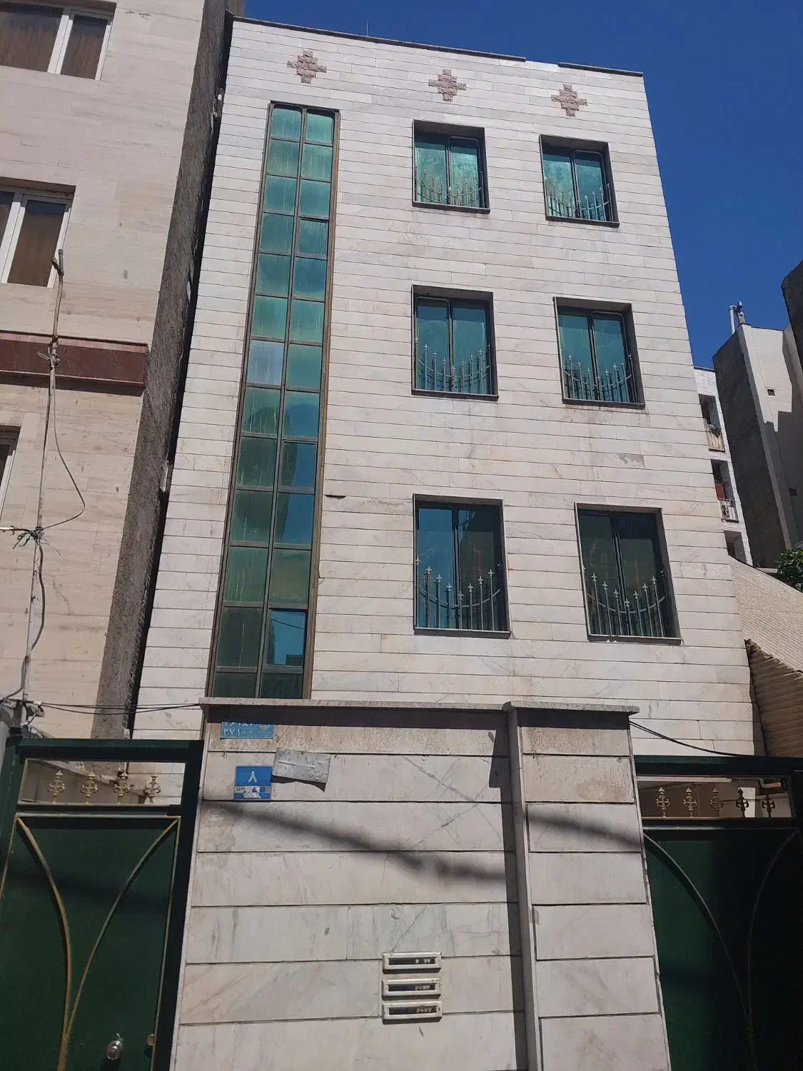 آپارتمان تک واحدی پارکینگ و انباری