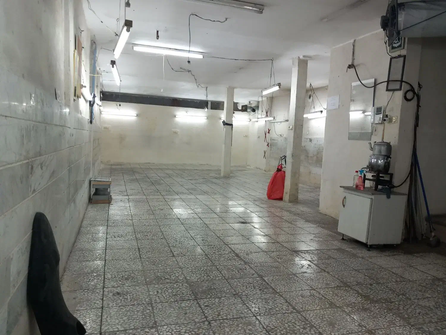 زیرزمین ۹۰ متر اجاره داده میشود