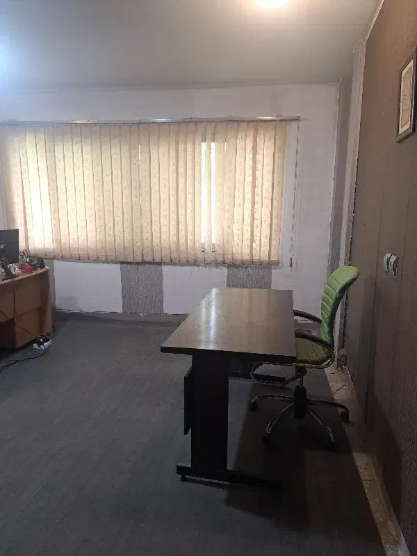 اجاره یک میز در اطاق مشترک