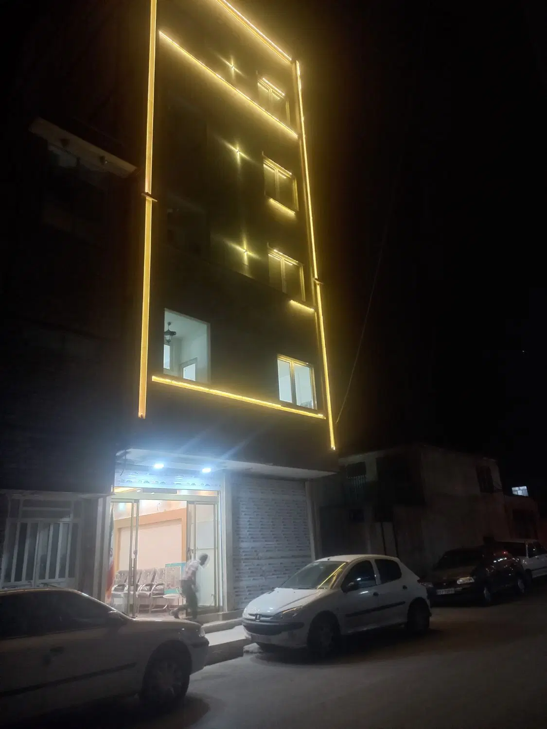 یک درب مغازه ۲۱مترخودمغازه ۲مترسرویس بهداشت