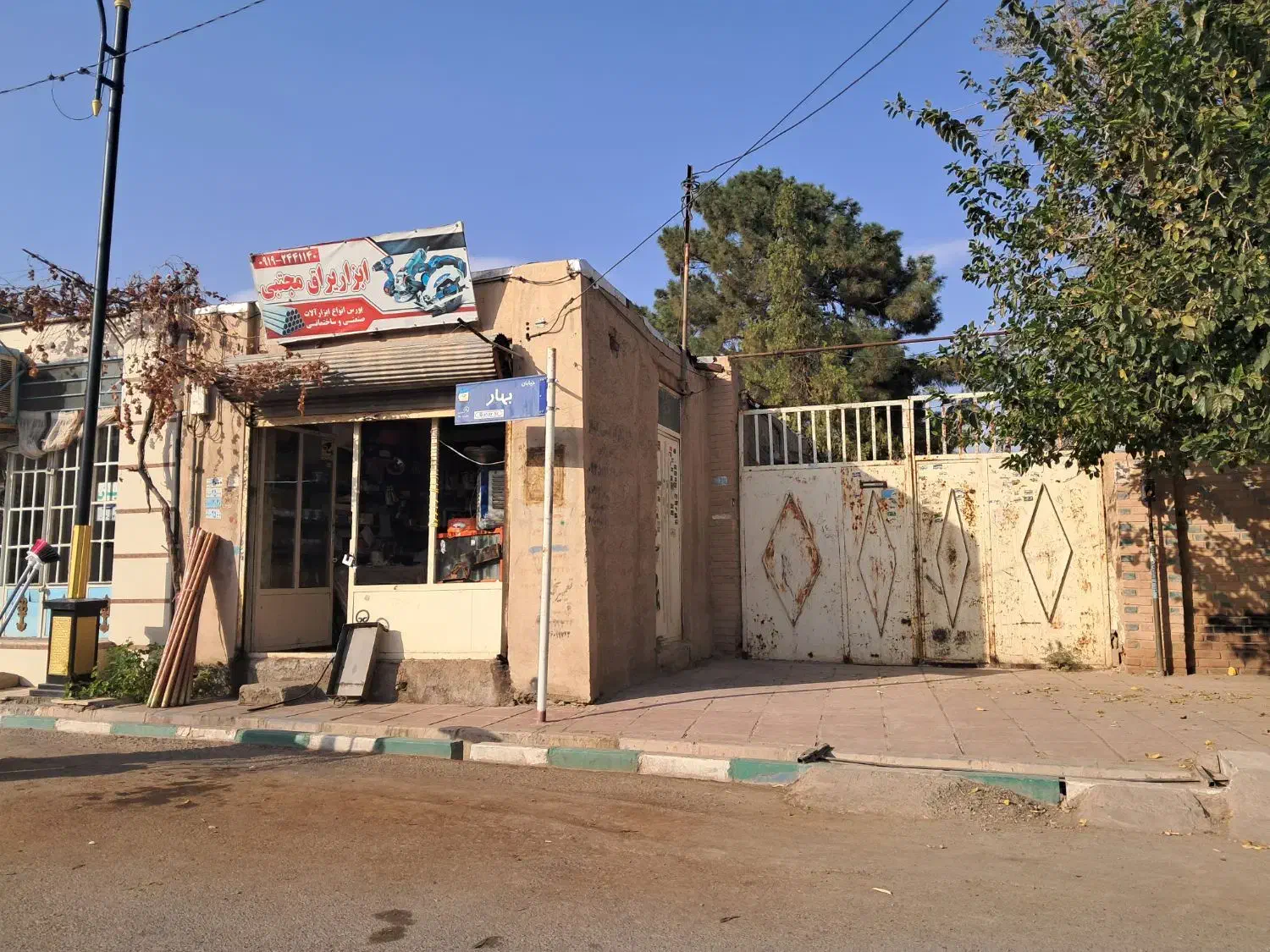خونه ویلایی به مساحت ۴۰۰متر با یک دهنه مغازه