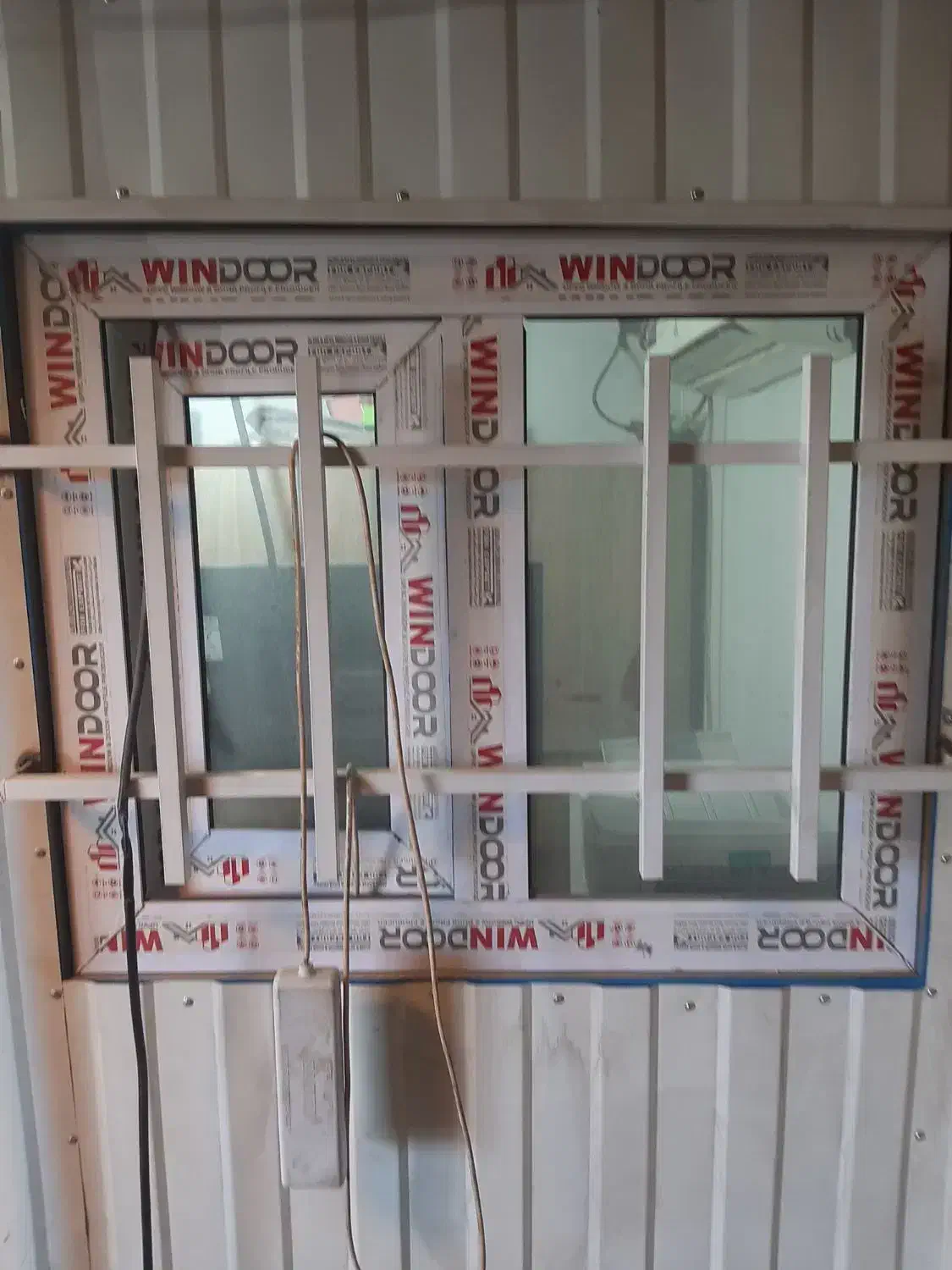 خانه چهار دیواری سفت کاری  دارای سقف صدمتری خ شمس