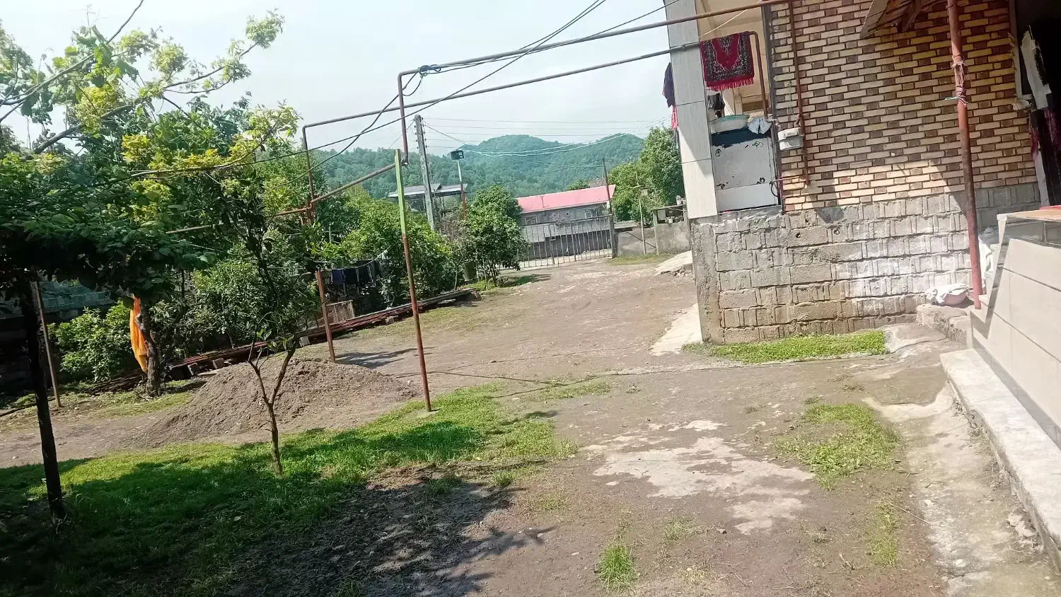 زمین مسکونی ۸۰۰متری با سه بنا