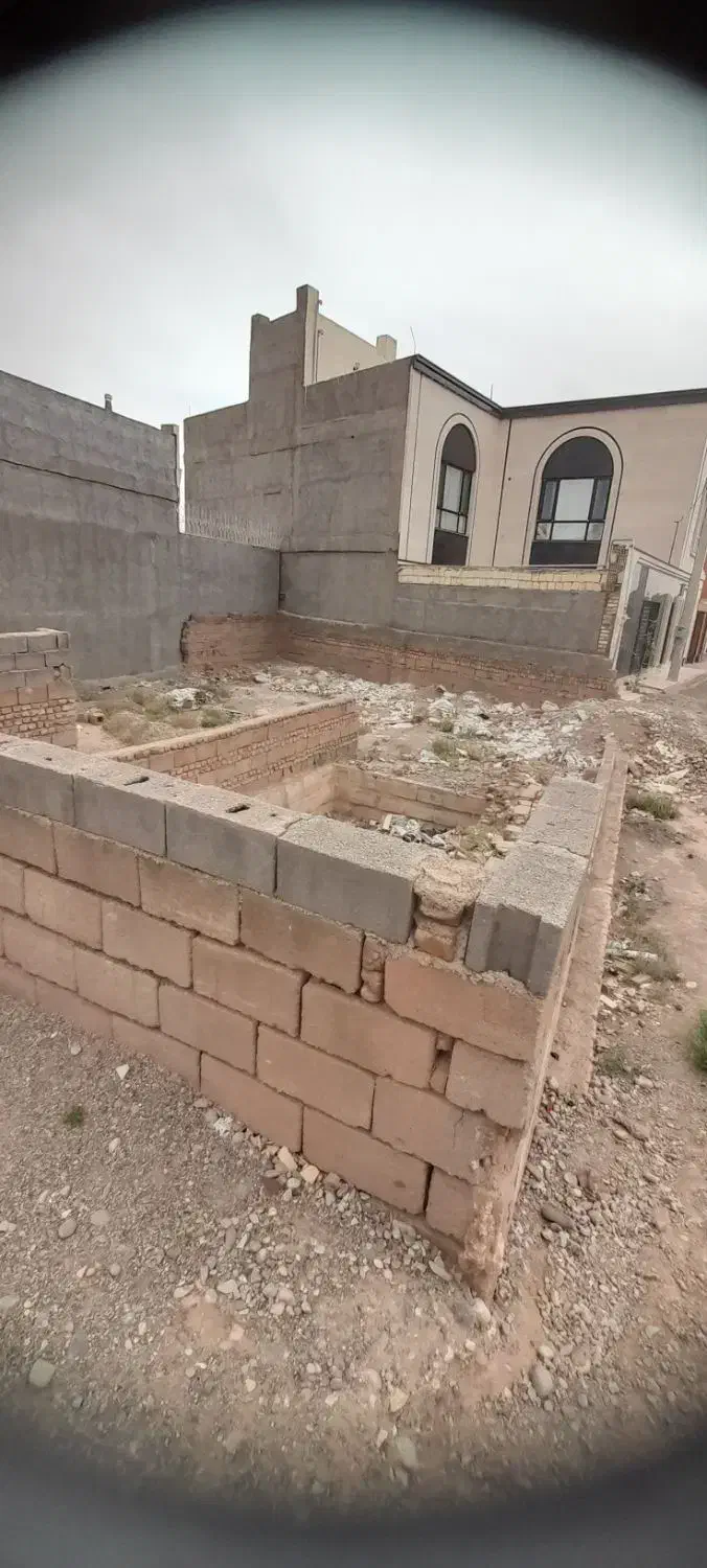 زمین ۲۲۰ متر دور دیوار کشی