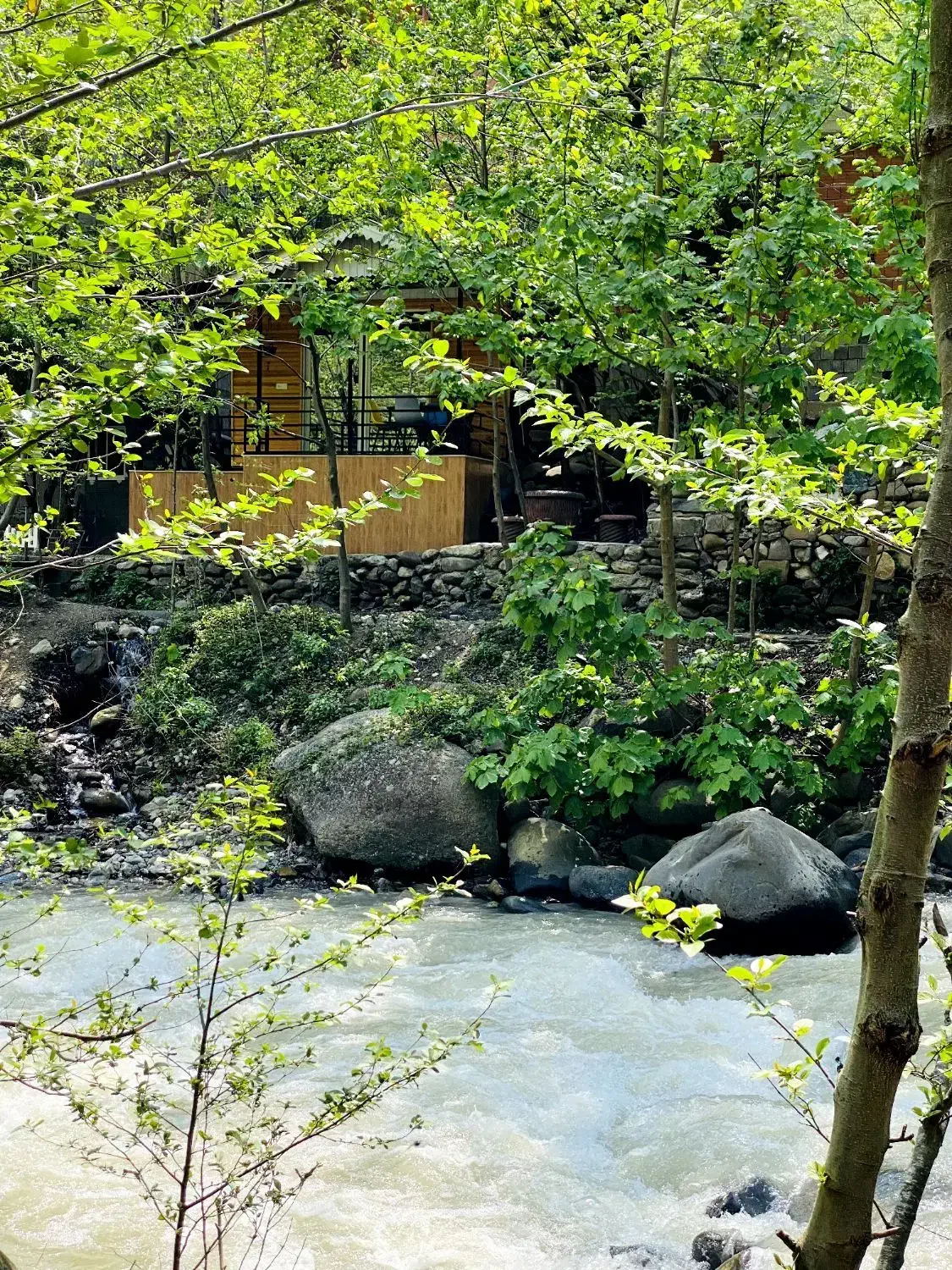 کلبه چوبی جنگلی لب رودخونه