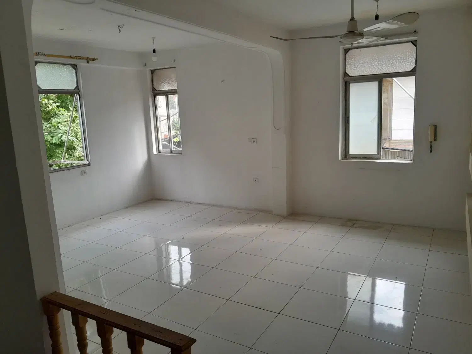 خانه تجاری کنار خیابان اصلی