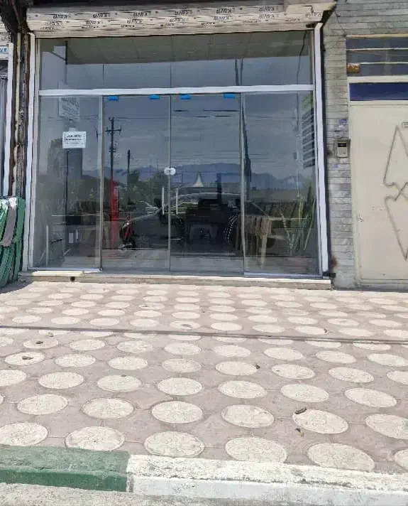 مغازه سی متری اجاره بر خیابان اصلی با امکانات