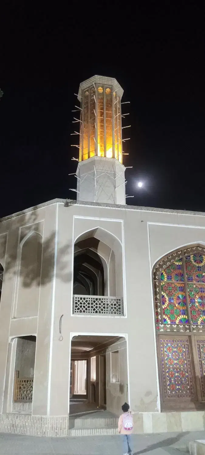 یک باب مغازه بزرگ خیابان ۱۸۰ دستگاه
