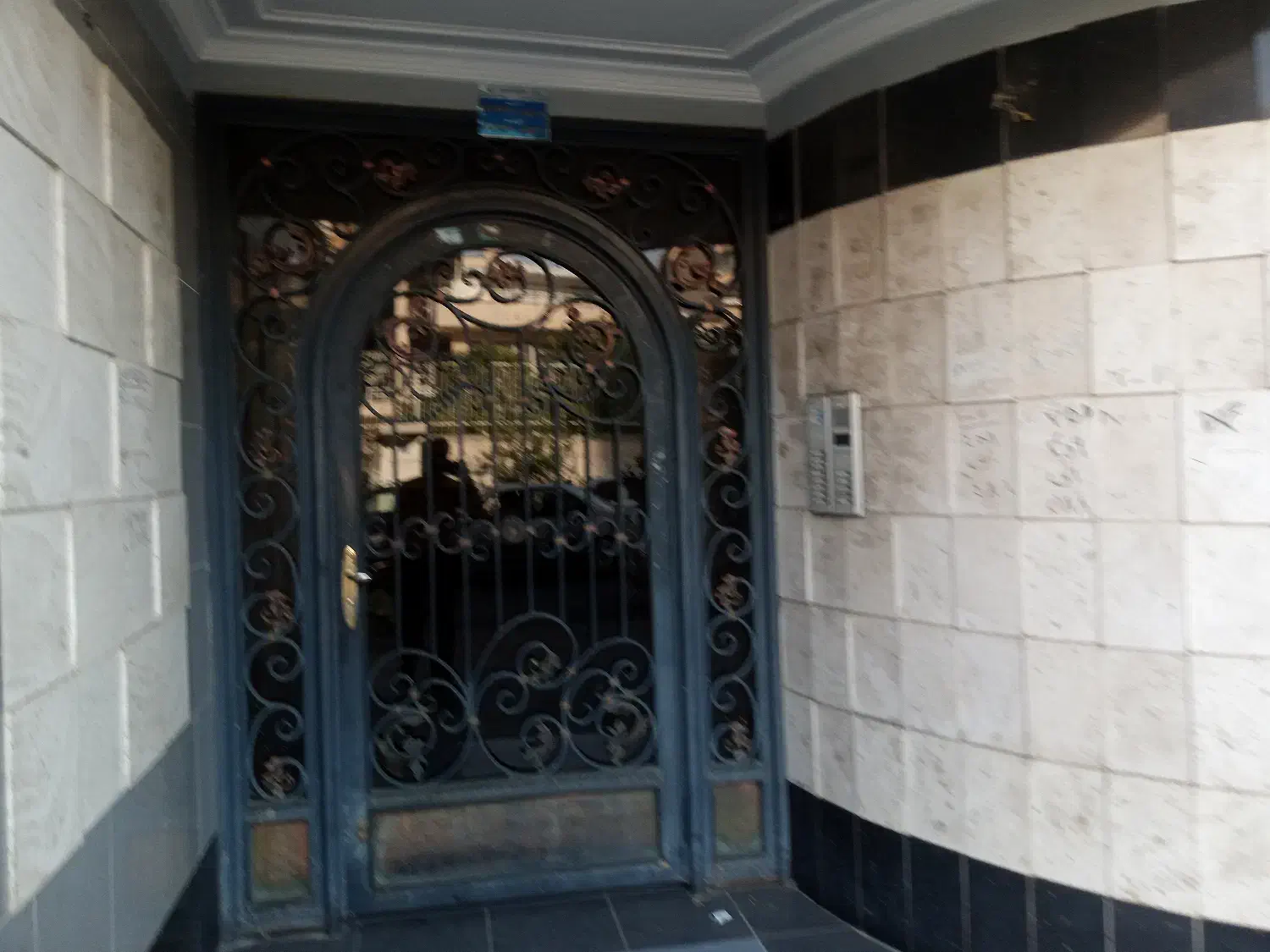 دوخوابه ملاصدرا حکیمی غربی بر خیابان اصلی