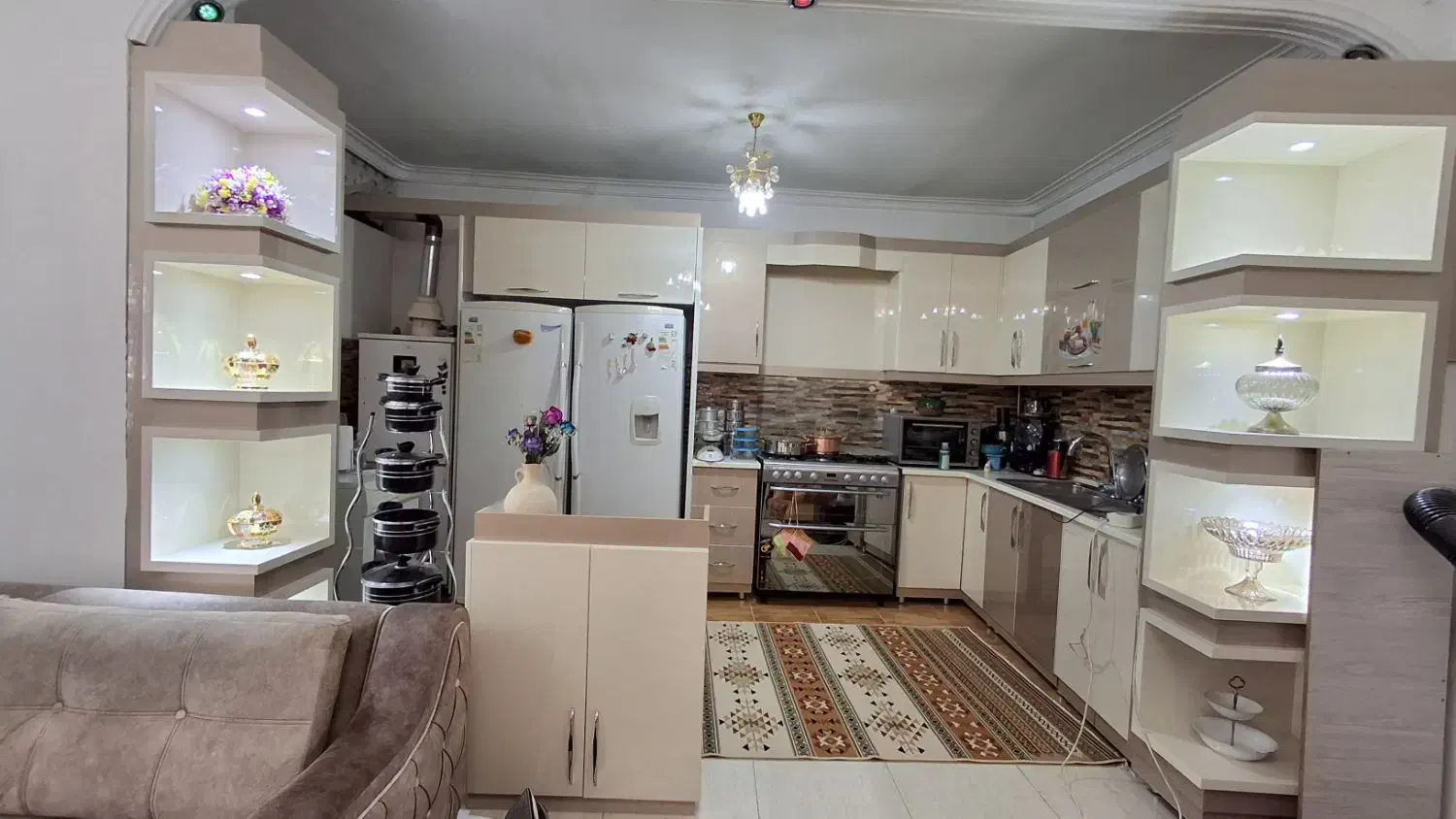 ساختمان یک طبقه به متراژ ۲۴۰ متر