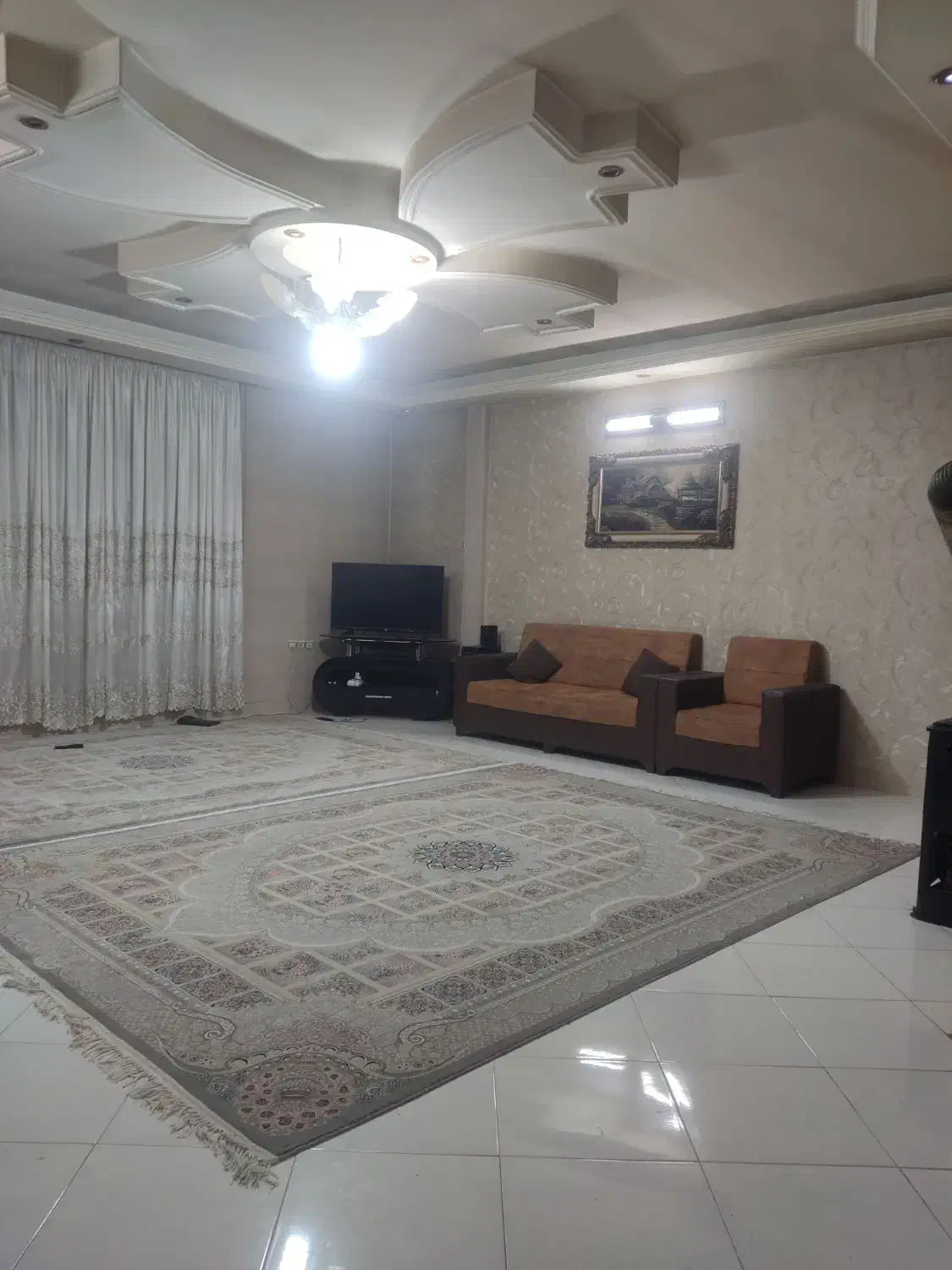 طبقه اول_ 90 متری _همراه با آسانسور