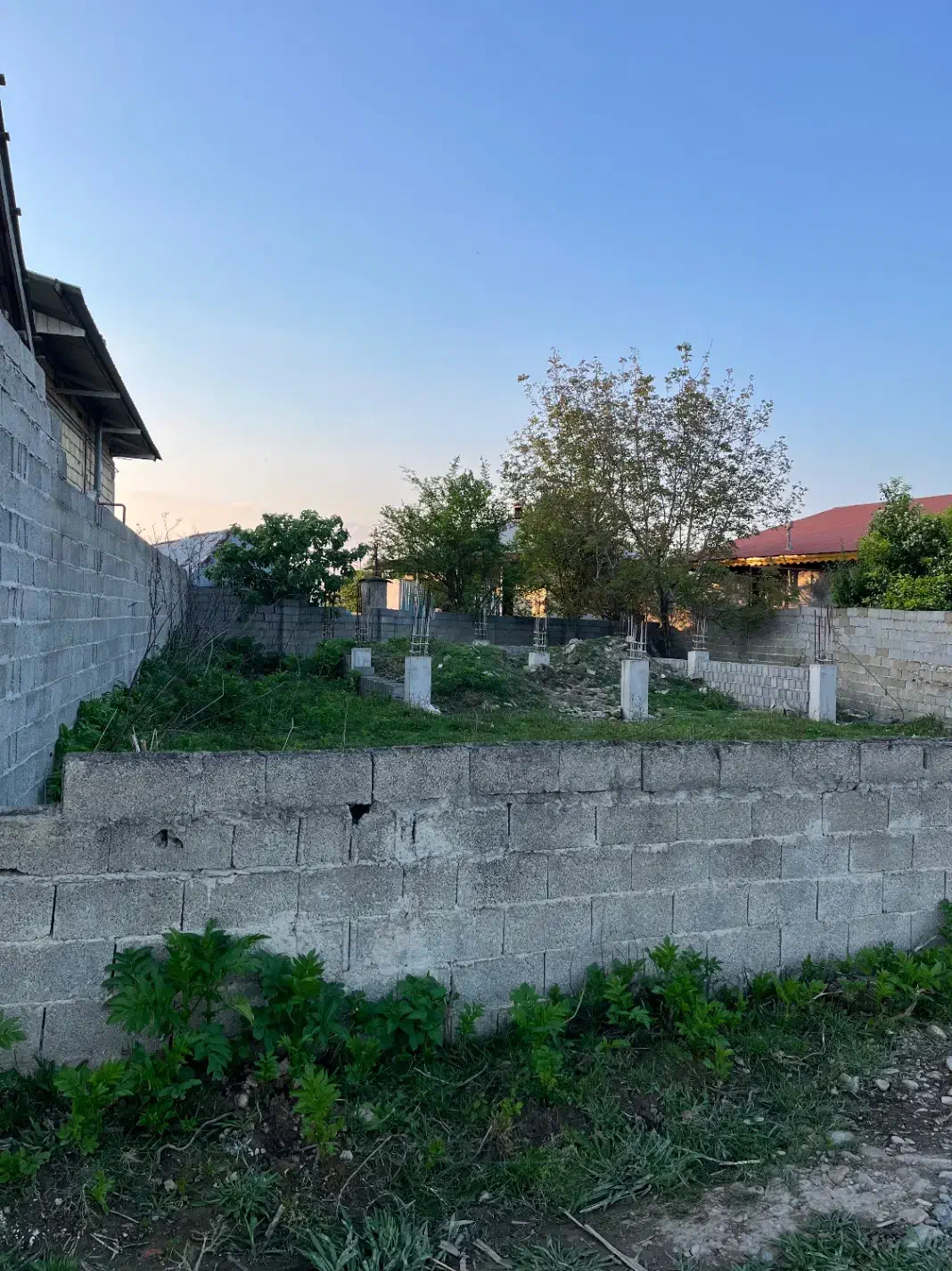 ۳۵۰متر زمین به همراه یک بنای نیمه کاره