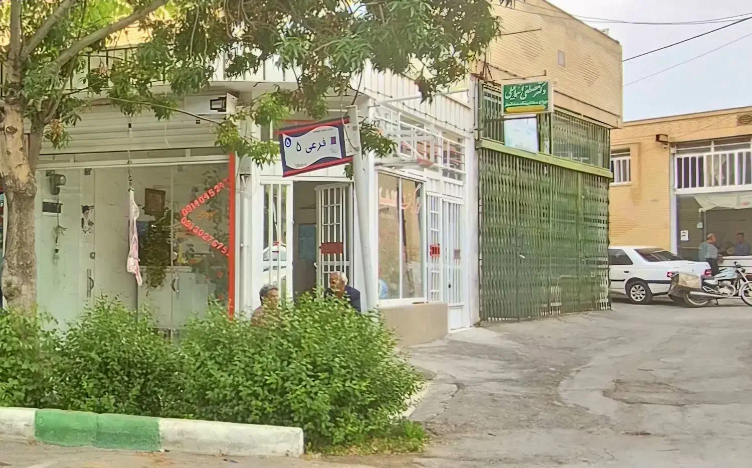 فروش ۳ باب مغازه در دهاقان