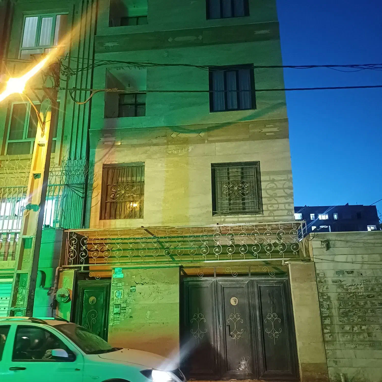 خونه سه طبقه ویلایی هم کف پارکینگ یکجا فروش