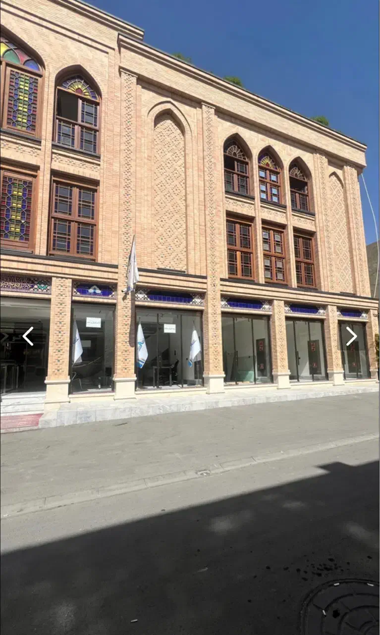 مغازه عمده فروشی پوشاک در بازار
