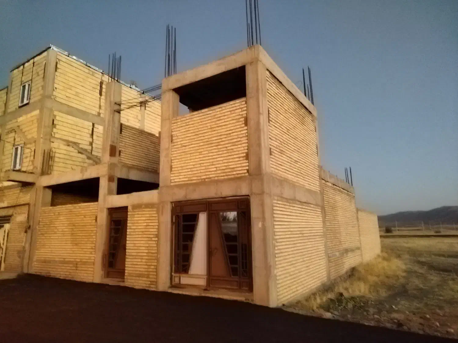 خانه نیمه ساخت در شهرستان هریس