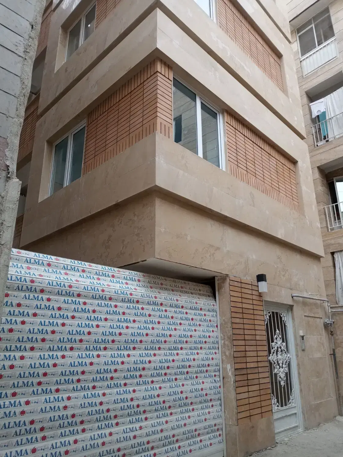 هاشمی68مترپارکینگ‌ 3ساله.آسانسور.املاک