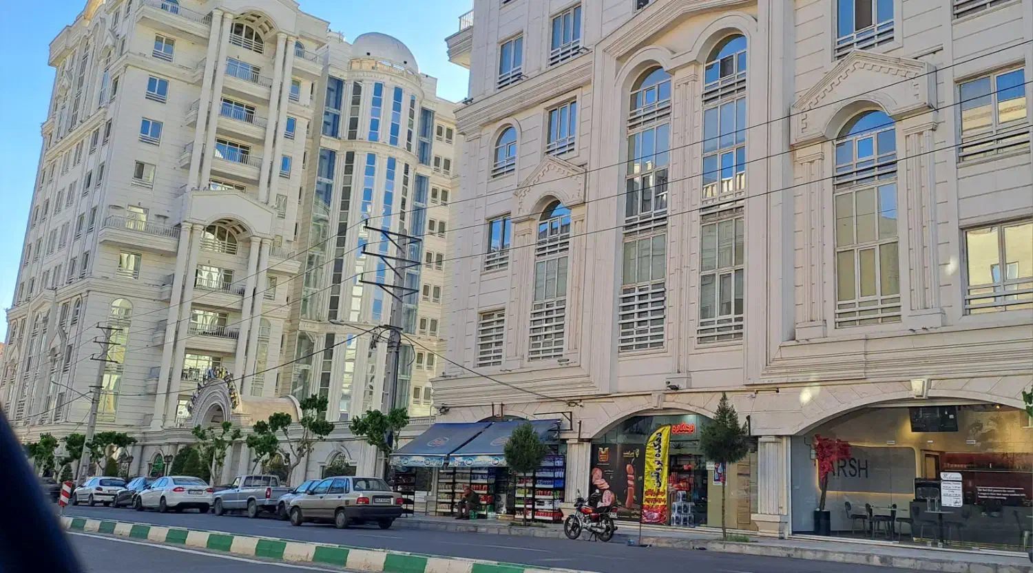 فروش مغازه ۴۰ متری .برج شفق ۲۴ و ۲۵