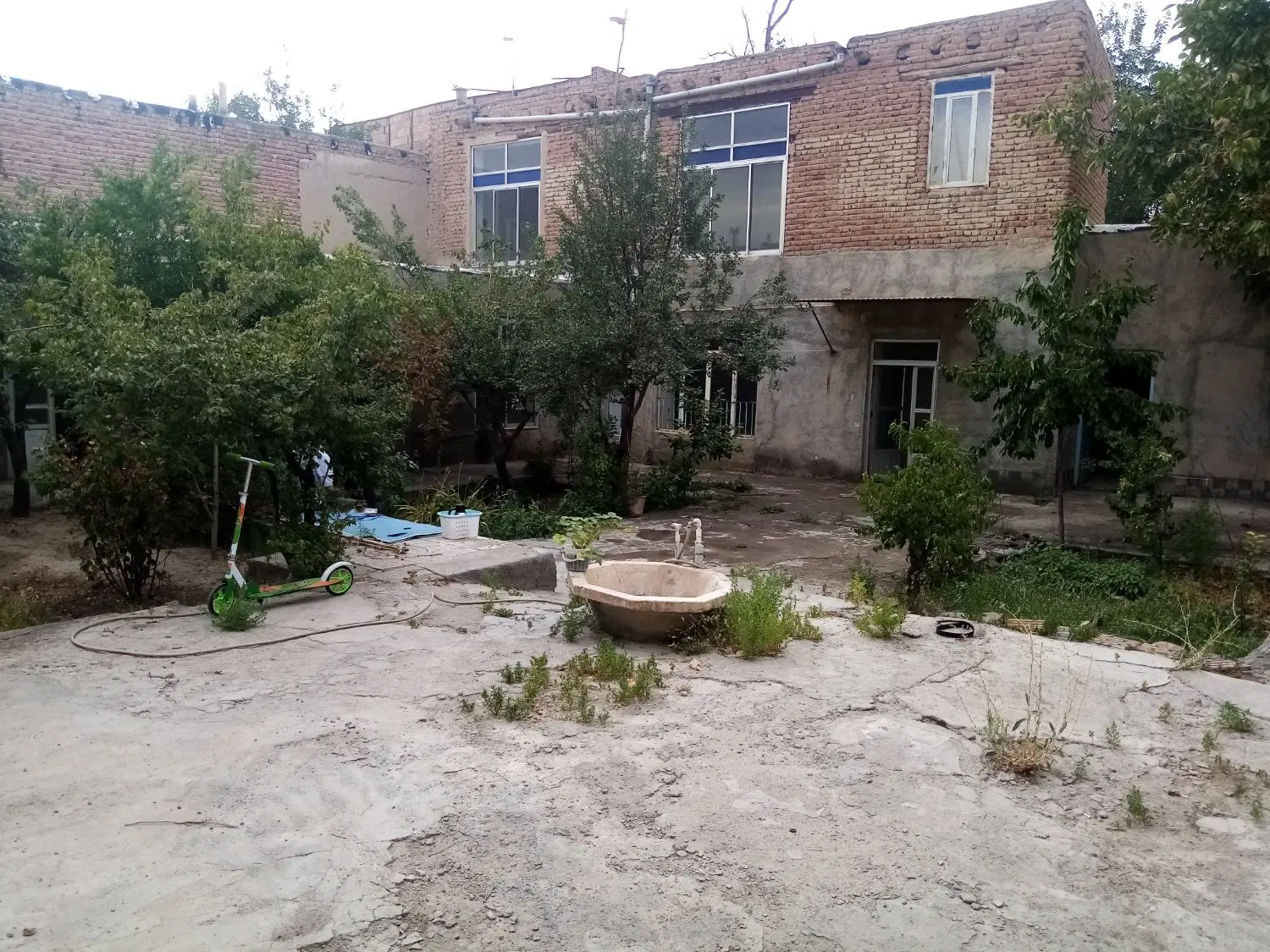 خانه حیاط دار بزرگ
