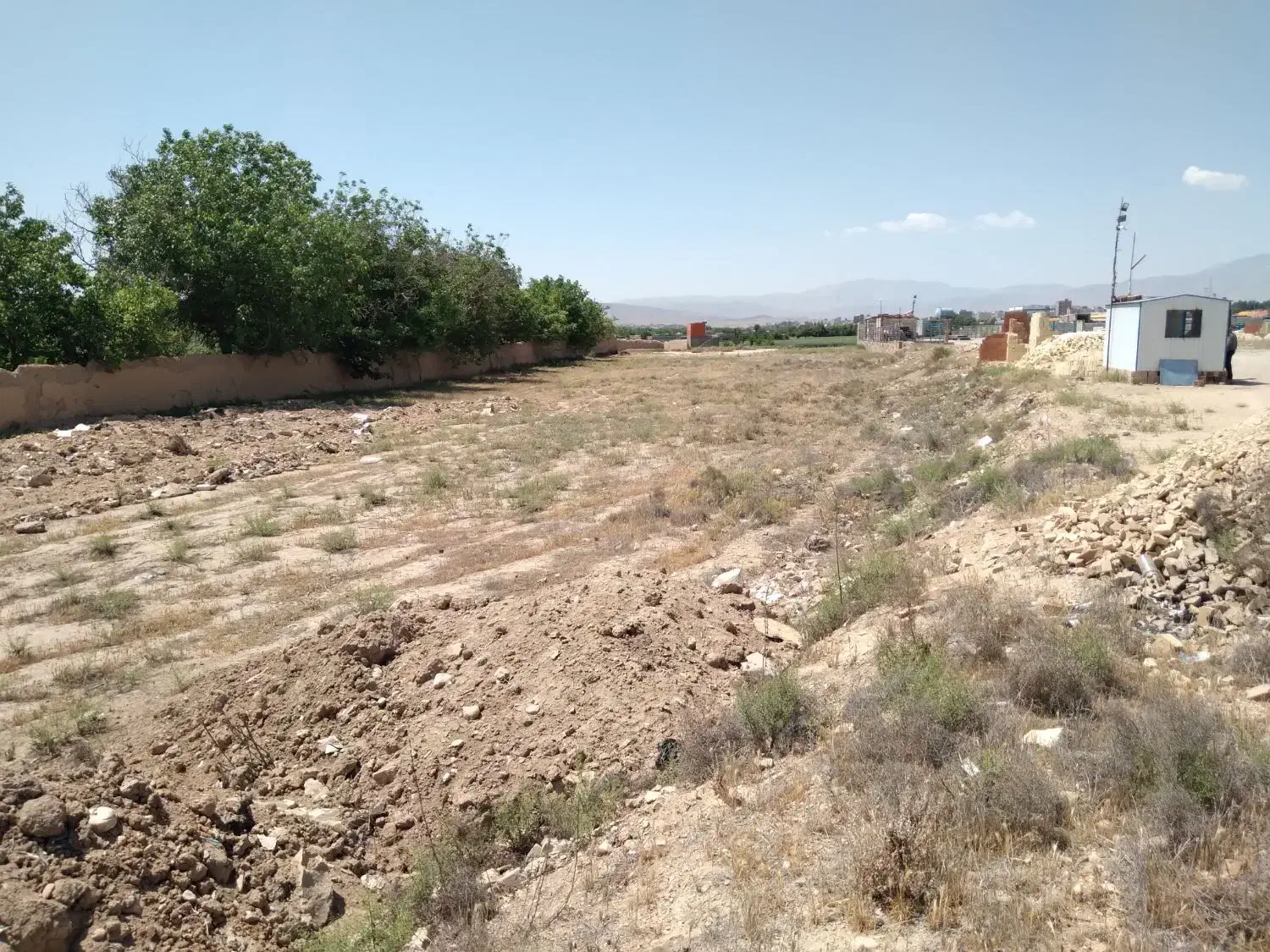 زمین  سنددار دور میدان در حال ساخت