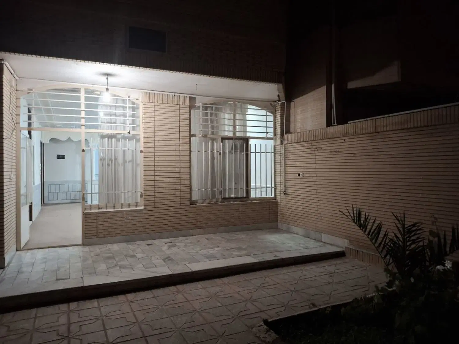 همکف  حیاط دار، حاجی اباد
