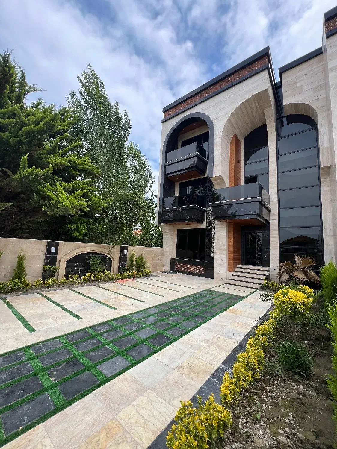 عمارت ۴۵۰ متری هوشمند سند تکبرگ چهار خوابه