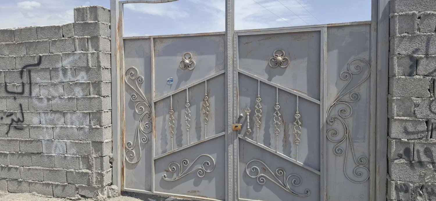 دو باغچه به مساحت ۳۷۰ متر و ۶۰۰ متر