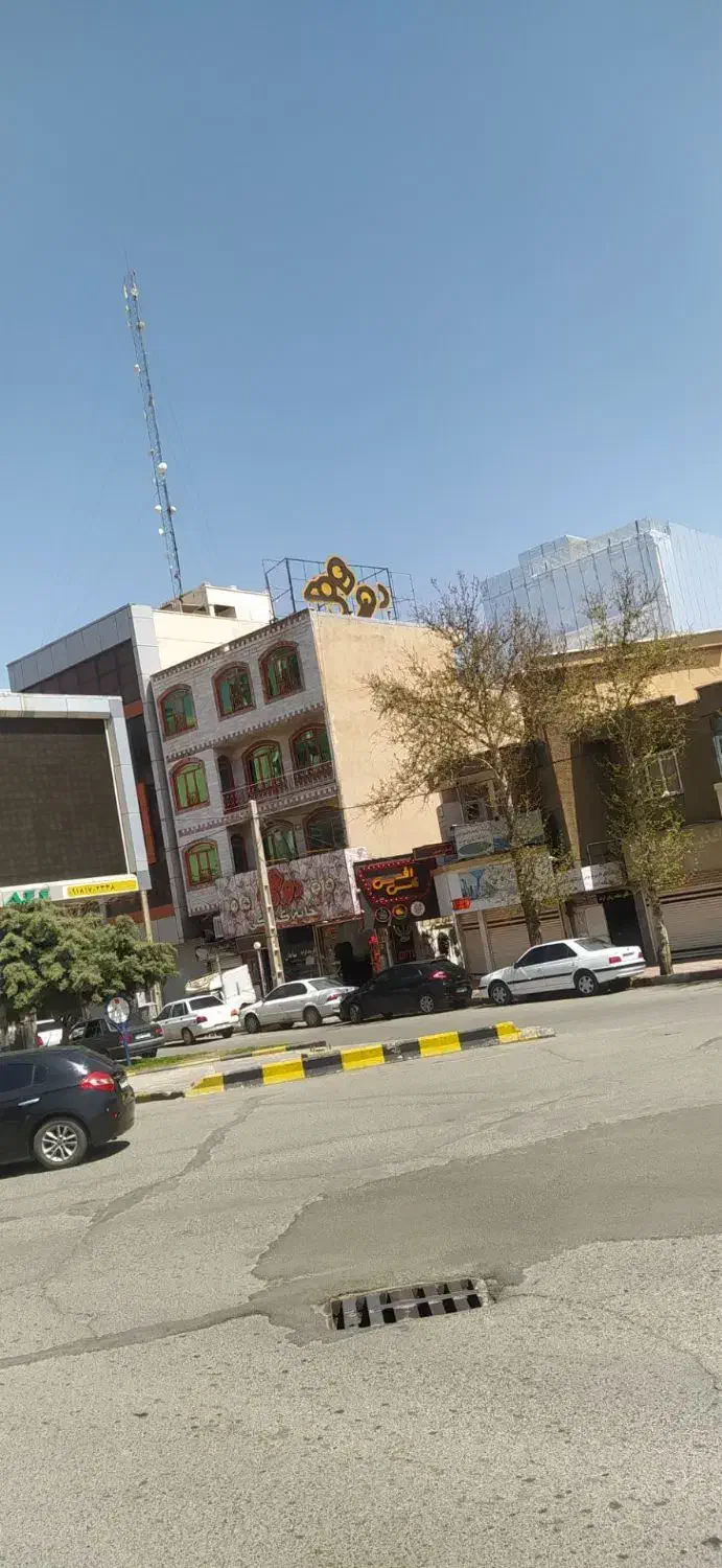 فروش مغازه و سه طبقه مسکونی در ابتذای میدان سنه دژ