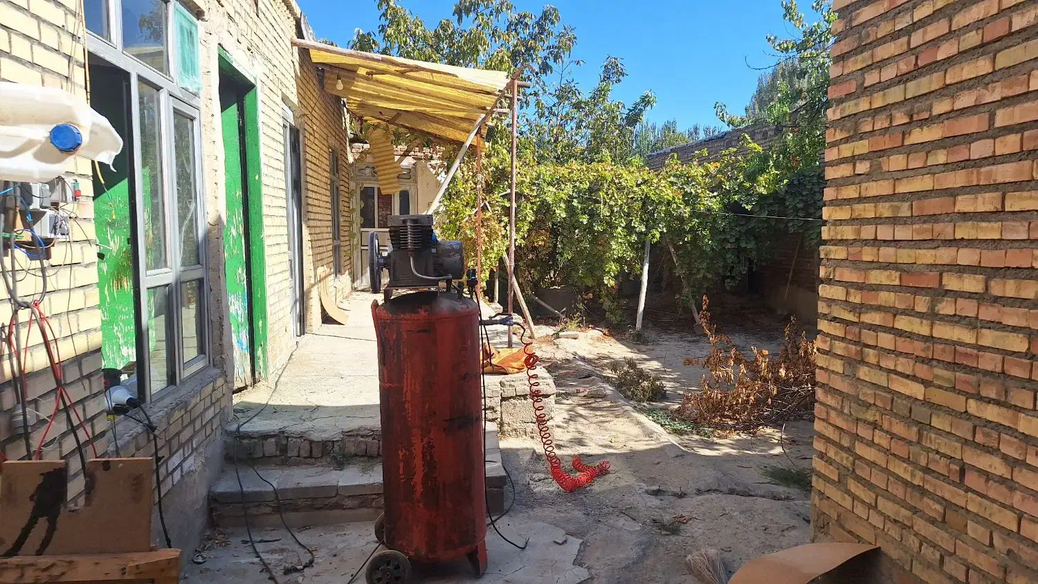 یک حیاط کلنگی روستای هفتوان خ مرزبان