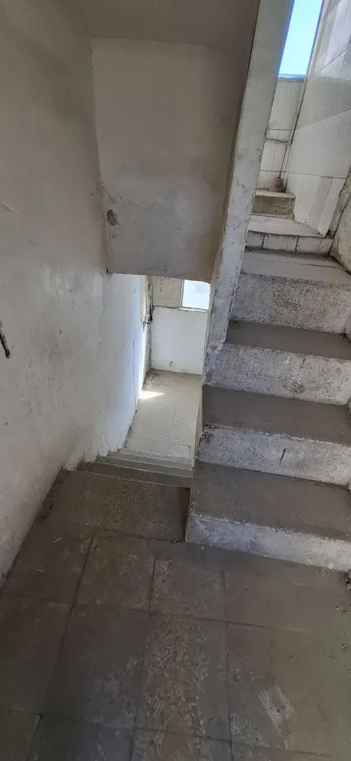 ساختمان کلنگی با دو باب مغازه