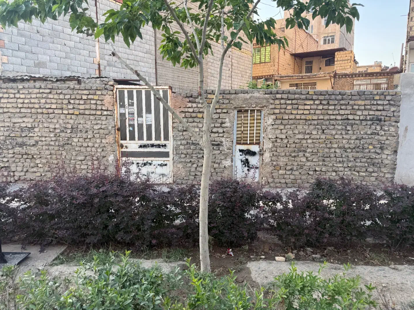 زمین حاشیه دکتر حسابی نرسیده ب چهار راه امام دوست