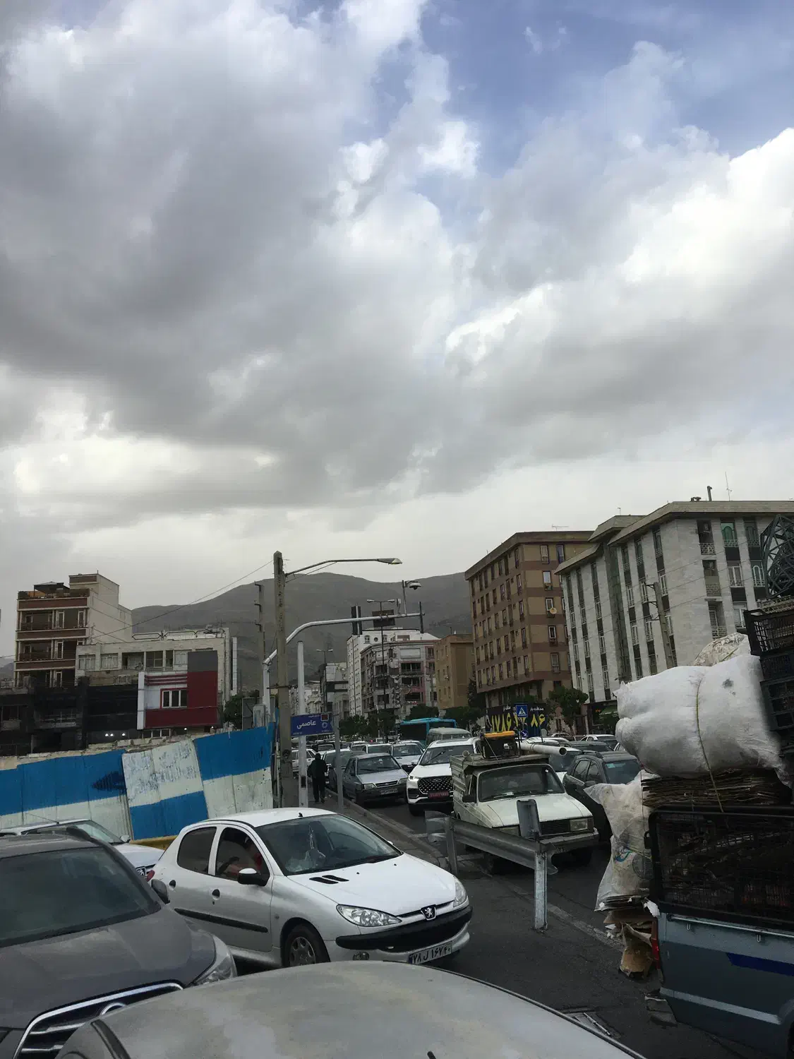 زیر پله تجاری روبه روی مترو شلوغ