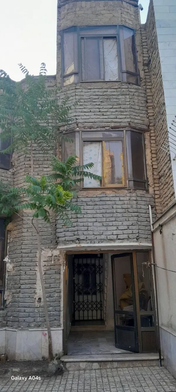 ویلایی ۱۸۰متری  مقابل درب پشت بازاریاقوت