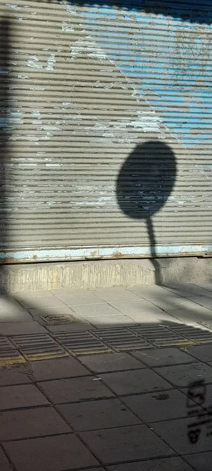 یک باب مغازه‌ به فروش میرسد