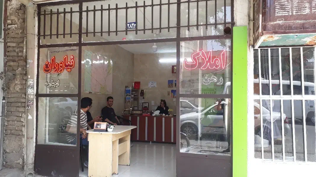 واحد ۵۰ متری حاشیه خیابان همکف جهت مشاغل وانبار