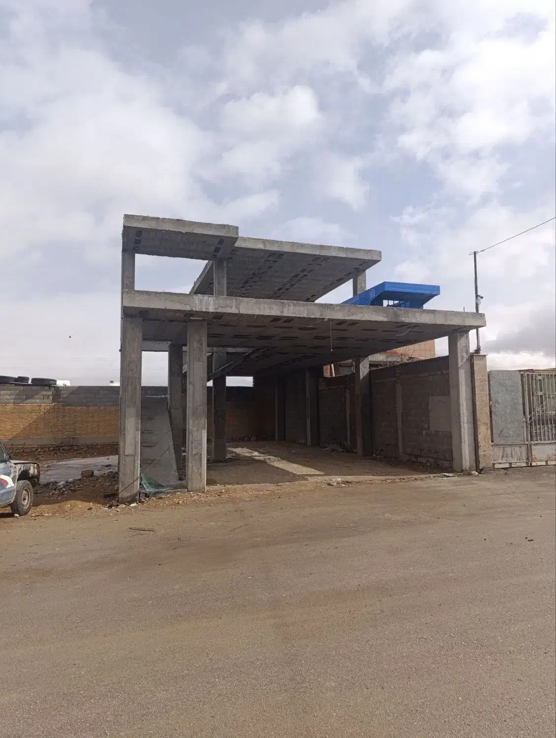 زمین نیمه مزاحم بغل کامیونداران