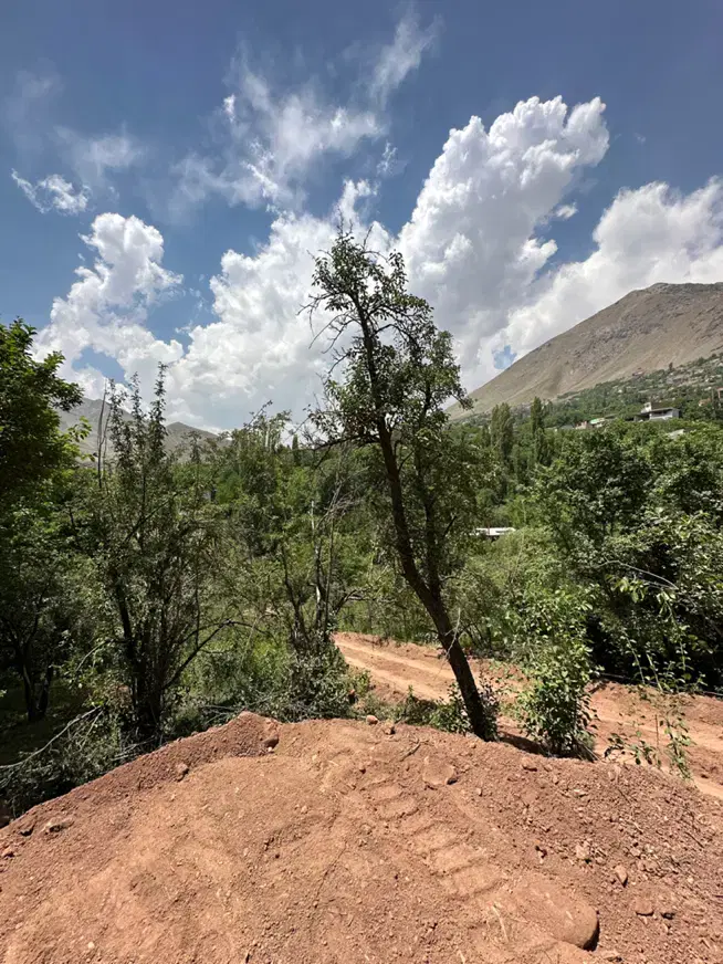 زمین ۹۰۰ متری با چشم انداز کوهستان(امامه)