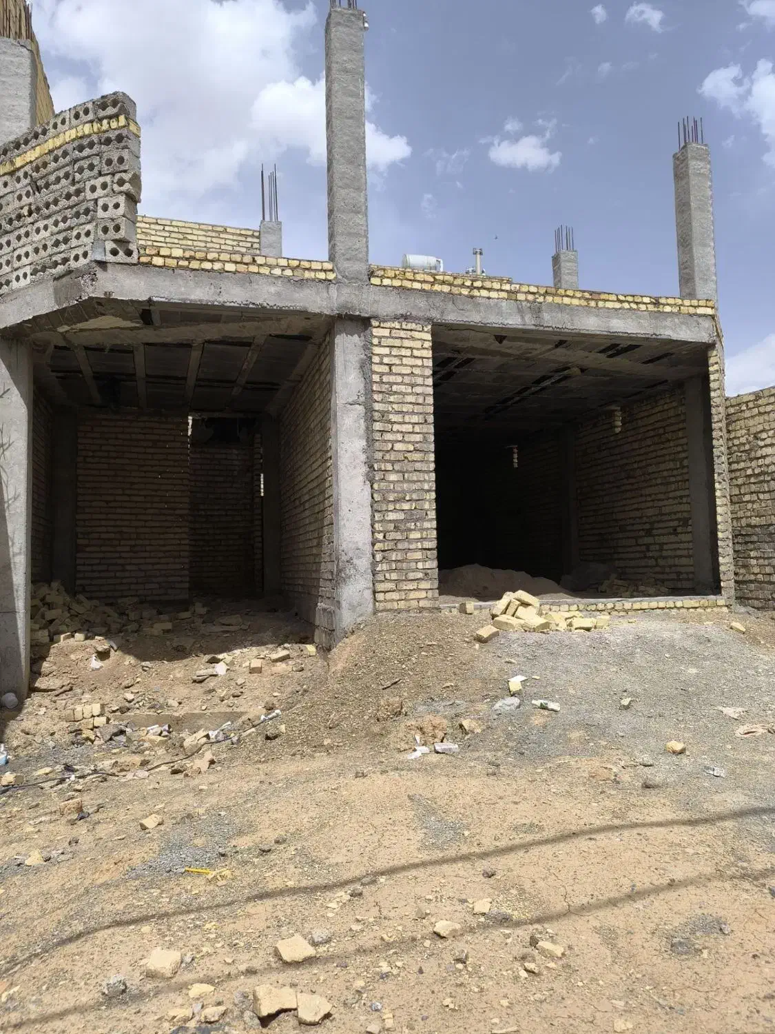 خانه نیمه کار 195 متر ویلایی