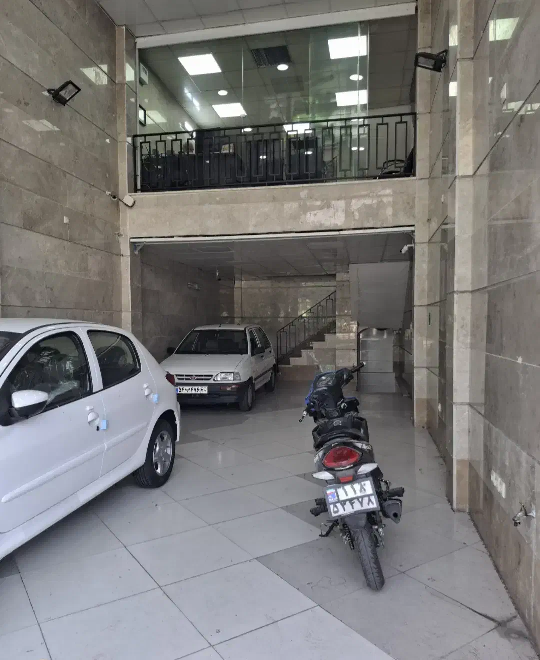 تجاری بر خیابان اصلی