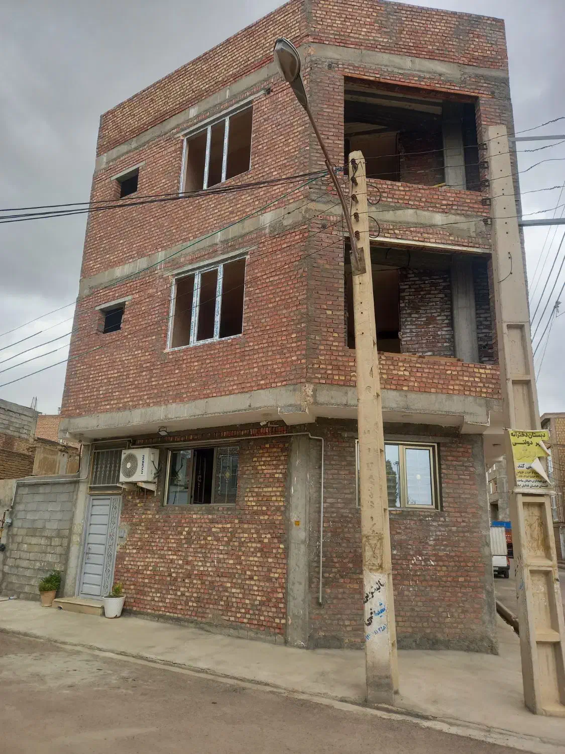 ساختمان مسکونی ۳ طبقه