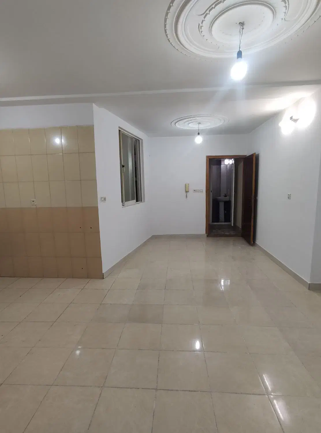 سوییت تک خواب با پارکینگ و حیاط خلوت گمرکات