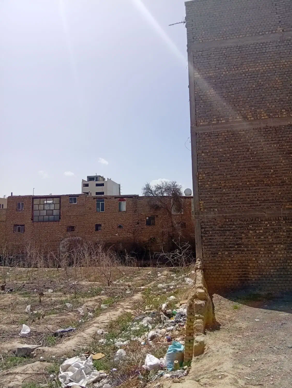 اجاره زمین وسط شهر با برق همراه با کانکس