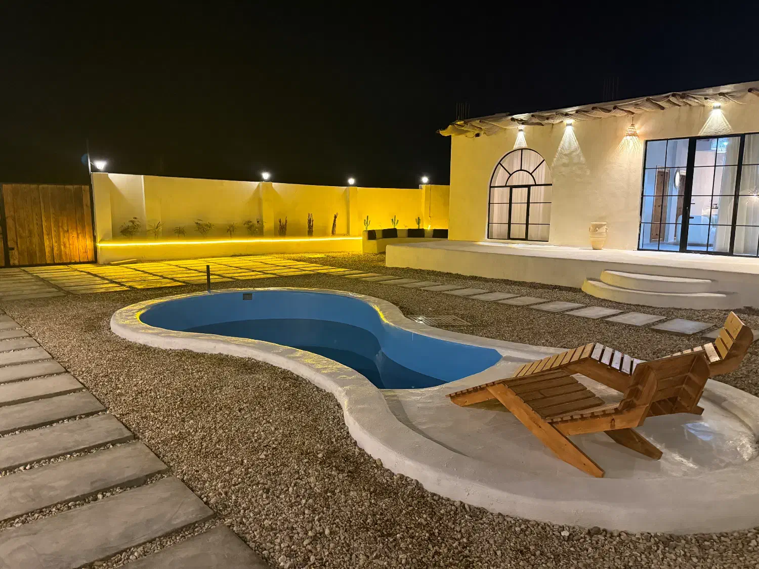 اقامتگاه ساحلی سه خوابه استخر دار