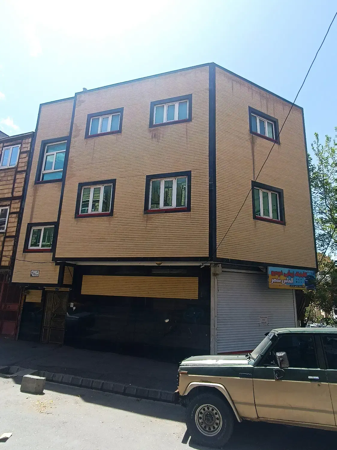 یک ساختمان آپارتمانی در دوطبقه یک واحده در بهشتی