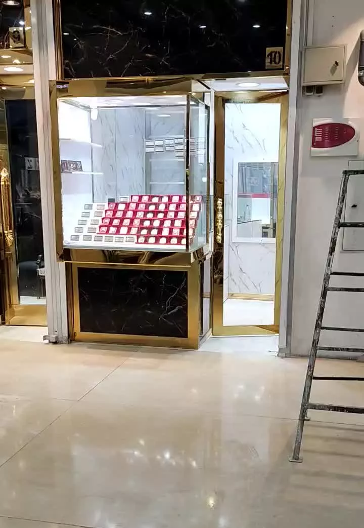 مغازه حدودا 8متری ابتدا خیابان حرم پاساژ ریسنتر