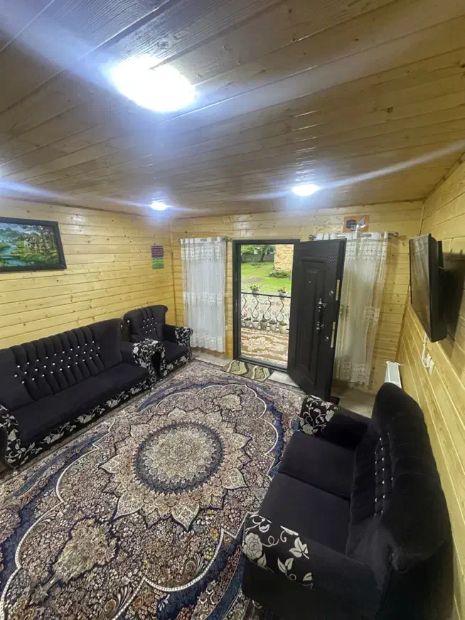 کلبه سوییسی تک خواب جنگلی قیمت مناسب بغل رودخونه